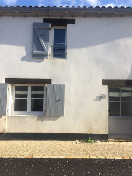 Photo 2 : EXTERIEUR d'une maison située à Sainte-Marie, île de Ré.