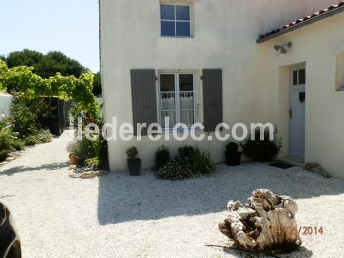 Photo 6 : EXTERIEUR d'une maison située à Le Bois-Plage-en-Ré, île de Ré.