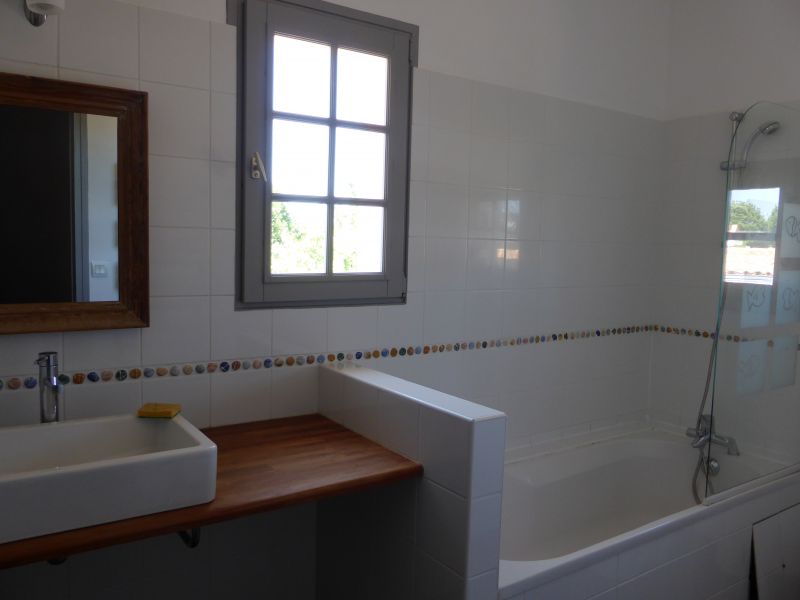 Photo 14 : SALLEDEBAIN d'une maison située à Loix, île de Ré.