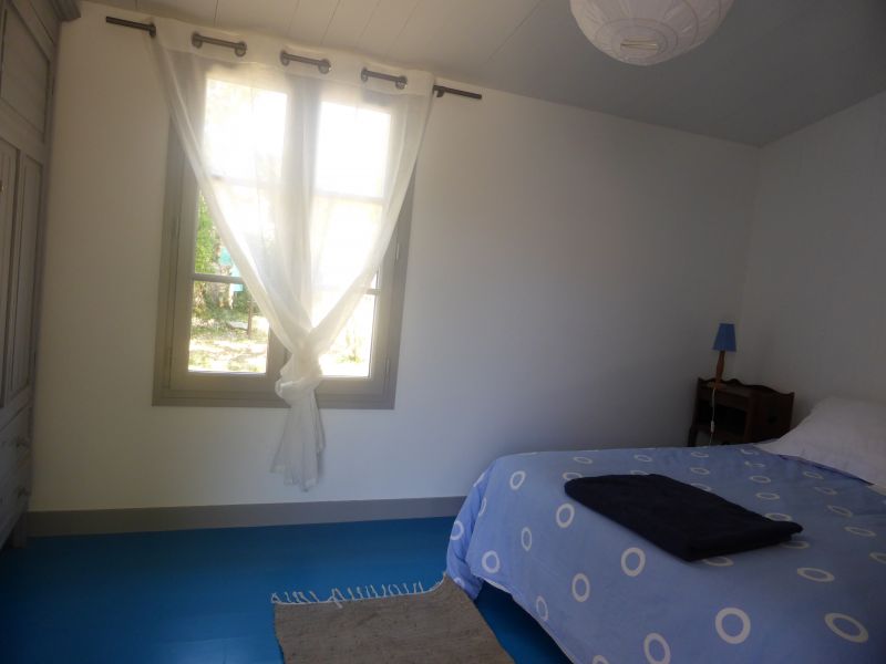 Photo 18 : CHAMBRE d'une maison située à Loix, île de Ré.