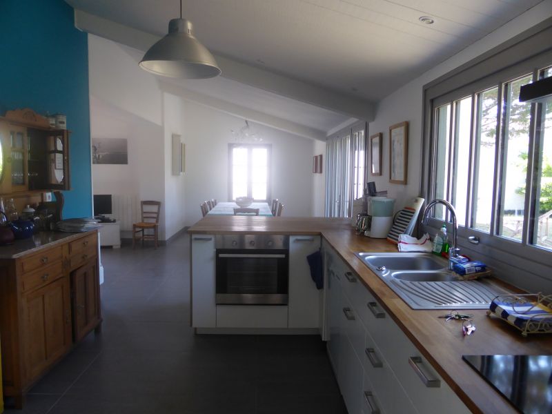 Photo 8 : CUISINE d'une maison située à Loix, île de Ré.