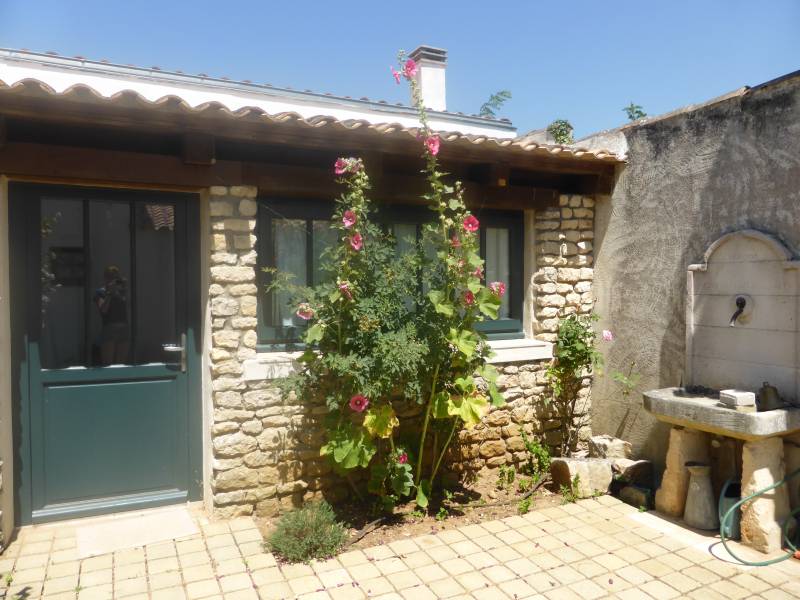 Photo 3 : PATIO d'une maison située à Loix, île de Ré.