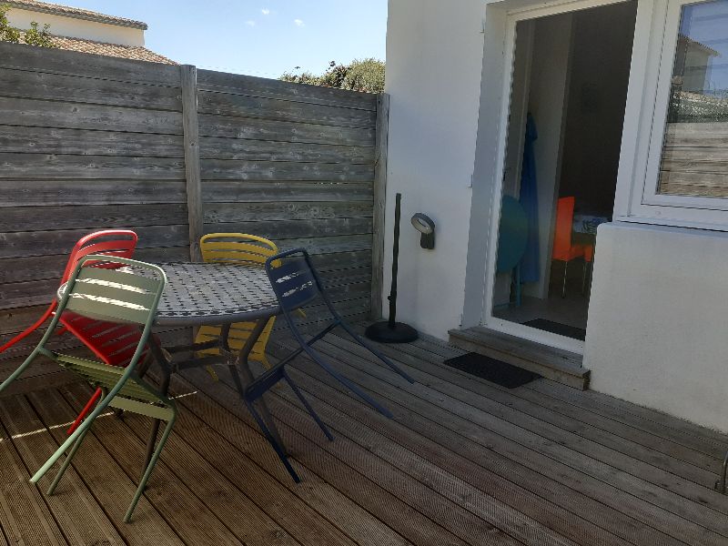 Photo 10 : TERRASSE d'une maison située à Ars en Ré, île de Ré.