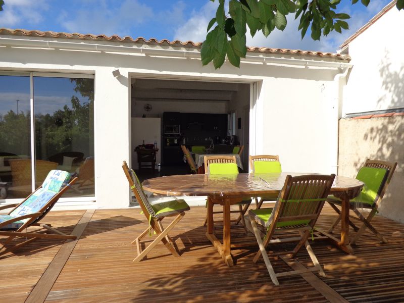 Photo 2 : TERRASSE d'une maison située à Saint-Martin-de-Ré, île de Ré.