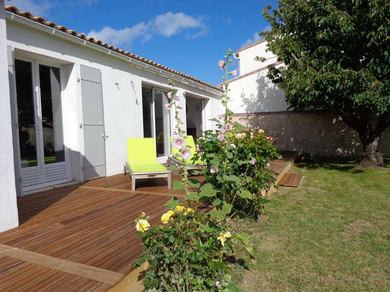 Photo 3 : TERRASSE d'une maison située à Saint-Martin, île de Ré.