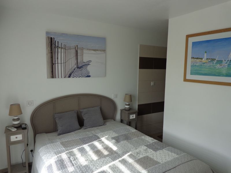 Photo 18 : CHAMBRE d'une maison située à Saint-Martin, île de Ré.