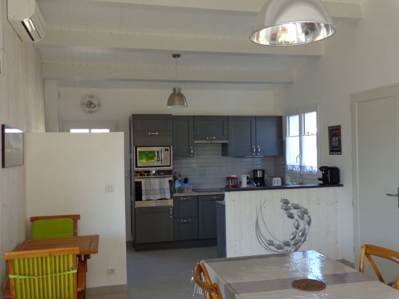 Photo 11 : CUISINE d'une maison située à Saint-Martin, île de Ré.
