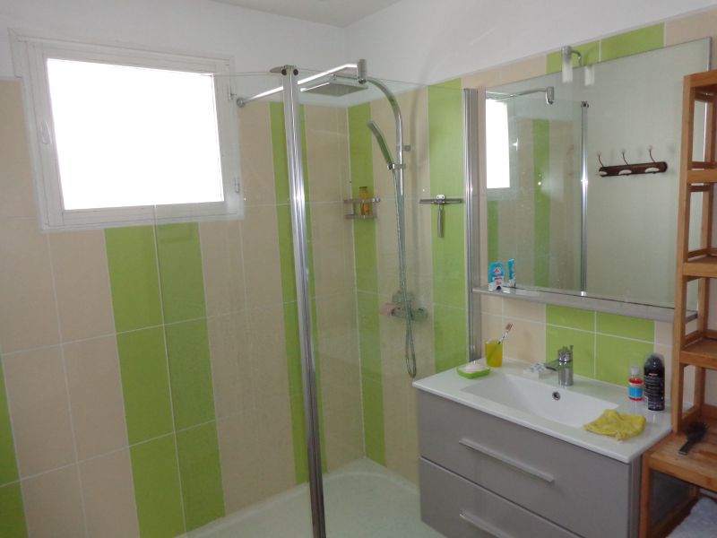 Photo 16 : SALLEDEBAIN d'une maison située à Saint-Martin, île de Ré.