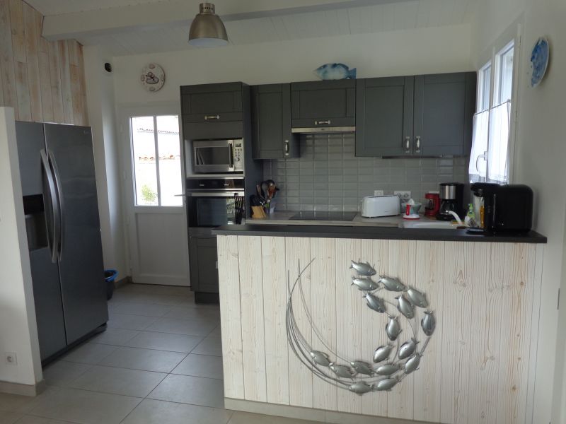 Photo 9 : CUISINE d'une maison située à Saint-Martin, île de Ré.