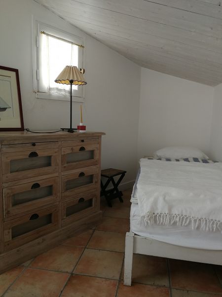 Photo 11 : CHAMBRE d'une maison située à Les Portes-en-Ré, île de Ré.