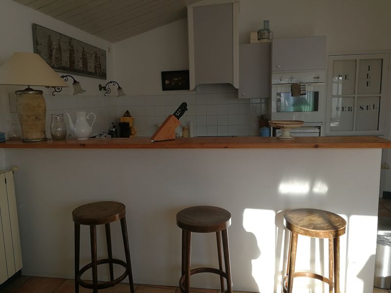 Photo 7 : CUISINE d'une maison située à Les Portes-en-Ré, île de Ré.