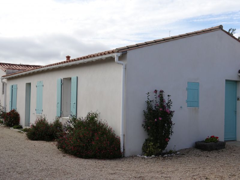 Photo 6 : EXTERIEUR d'une maison située à Sainte-Marie, île de Ré.