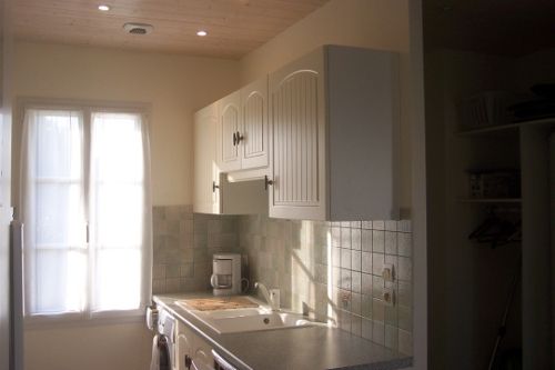 Photo 3 : CUISINE d'une maison située à Sainte-Marie, île de Ré.