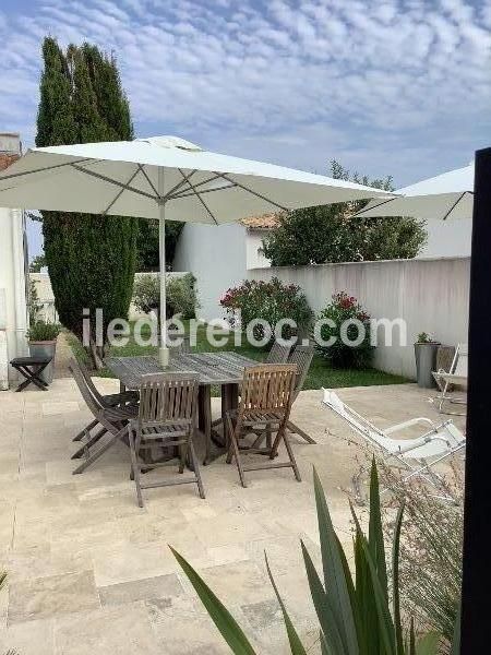 Photo 12 : TERRASSE d'une maison située à Loix, île de Ré.