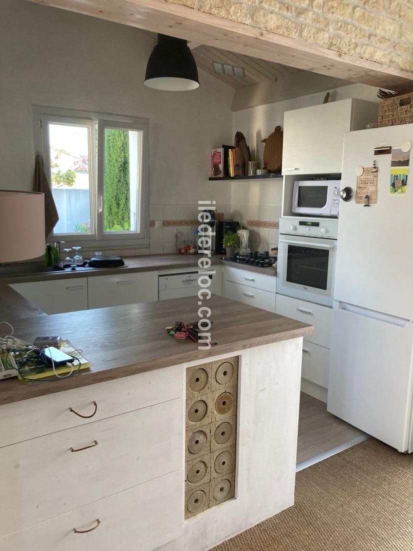 Photo 6 : CUISINE d'une maison situ&eacute;e &agrave; Loix, &icirc;le de R&eacute;.
