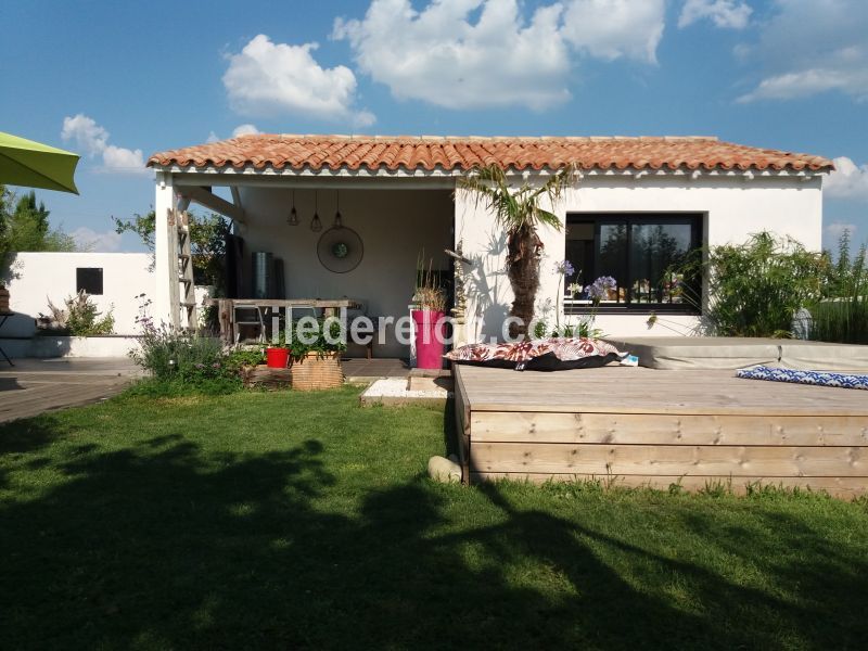 Photo 2 : EXTERIEUR d'une maison située à Sainte-Marie-de-Ré, île de Ré.