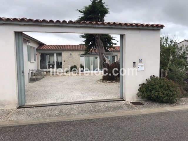 Photo 73 : EXTERIEUR d'une maison située à Sainte-Marie-de-Ré, île de Ré.