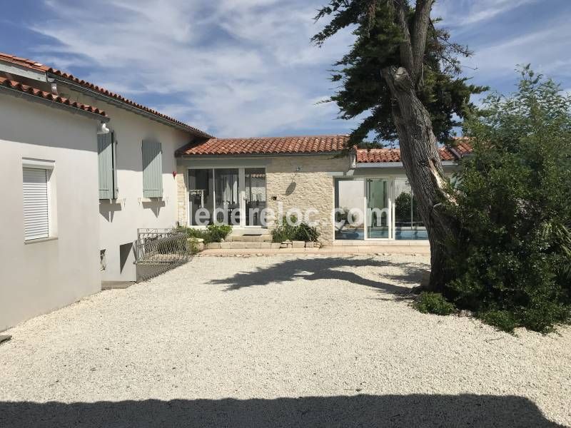 Photo 70 : EXTERIEUR d'une maison située à Sainte-Marie-de-Ré, île de Ré.