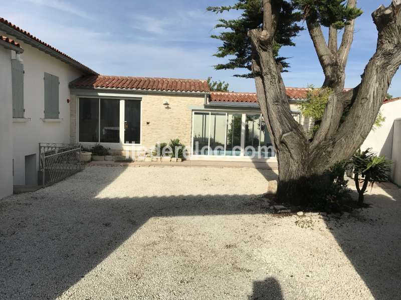 Photo 48 : ENTREE d'une maison située à Sainte-Marie-de-Ré, île de Ré.