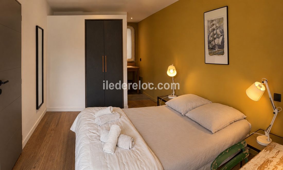 Photo 7 : CHAMBRE d'une maison situ&eacute;e &agrave; La Flotte-en-R&eacute;, &icirc;le de R&eacute;.