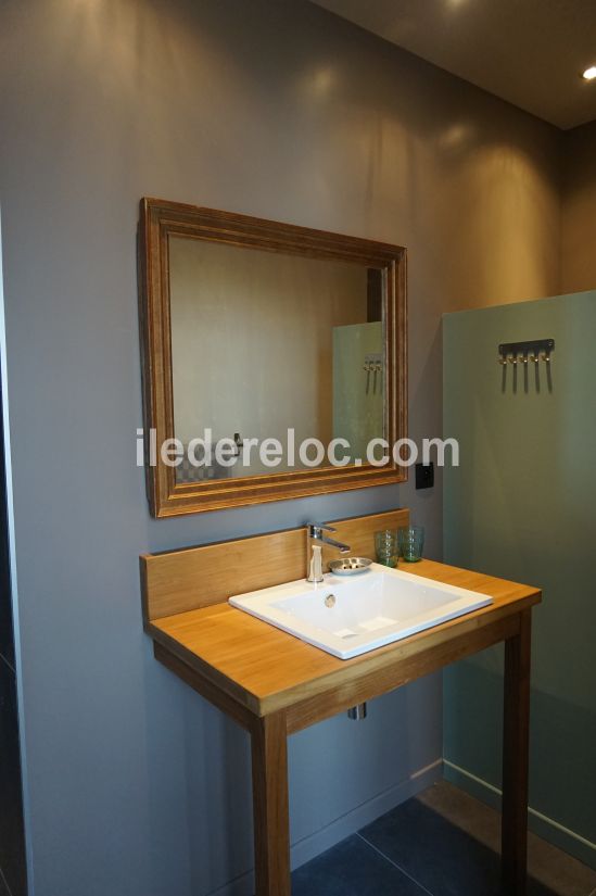 Photo 11 : SALLEDEBAIN d'une maison situ&eacute;e &agrave; La Flotte-en-R&eacute;, &icirc;le de R&eacute;.