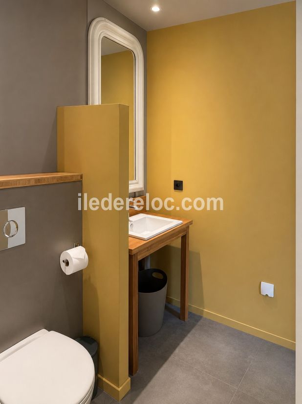 Photo 8 : SALLEDEBAIN d'une maison situ&eacute;e &agrave; La Flotte-en-R&eacute;, &icirc;le de R&eacute;.