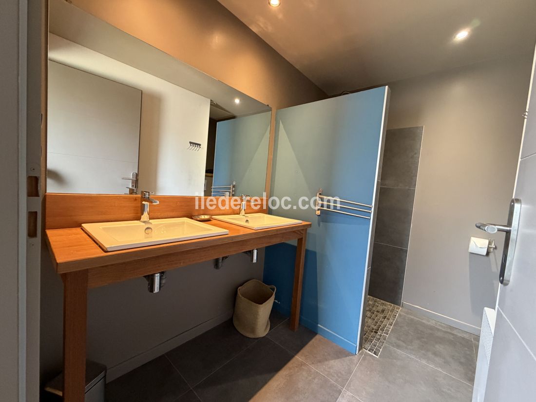 Photo 13 : SALLEDEBAIN d'une maison situ&eacute;e &agrave; La Flotte-en-R&eacute;, &icirc;le de R&eacute;.