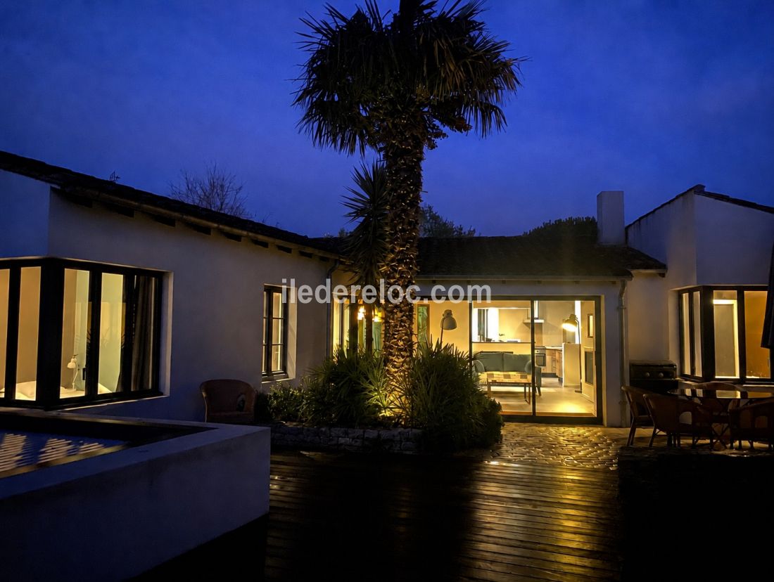 Photo 15 : EXTERIEUR d'une maison situ&eacute;e &agrave; La Flotte-en-R&eacute;, &icirc;le de R&eacute;.