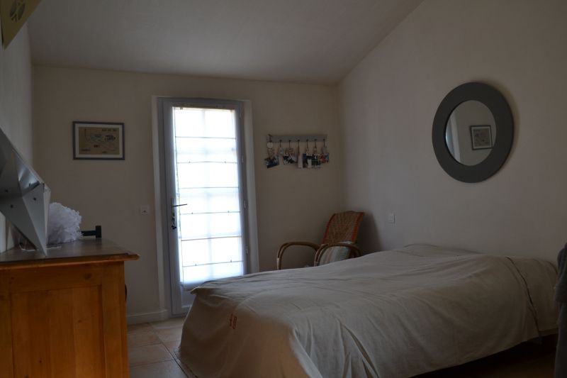 Photo 8 : CHAMBRE d'une maison située à Les Portes-en-Ré, île de Ré.