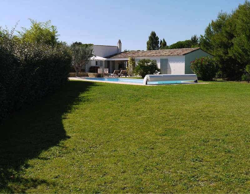 Photo 2 : EXTERIEUR d'une maison située à Les Portes-en-Ré, île de Ré.