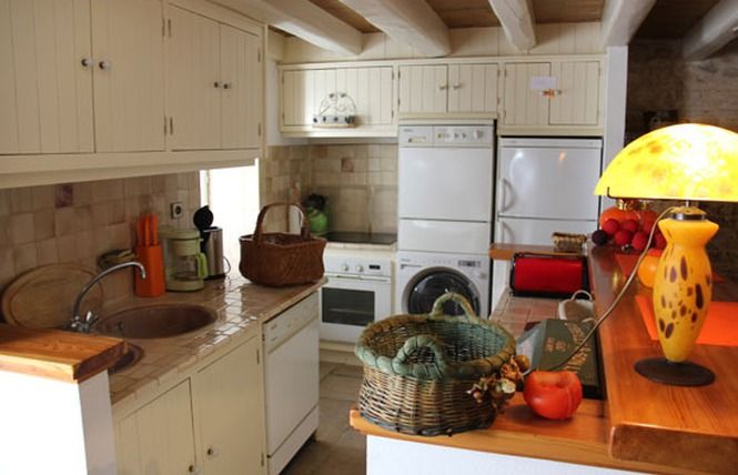 Photo 5 : CUISINE d'une maison située à Les Portes, île de Ré.