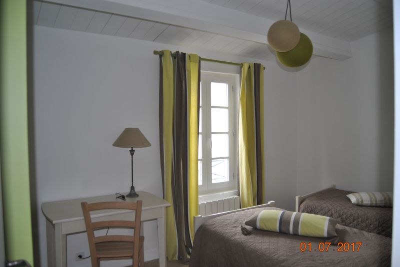 Photo 27 : CHAMBRE d'une maison située à La Couarde-sur-mer, île de Ré.