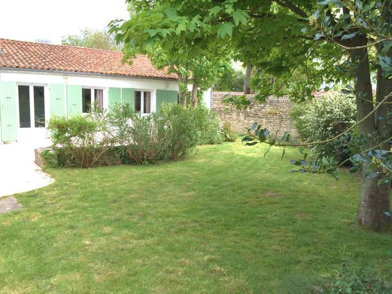 Photo 1 : JARDIN d'une maison située à Saint-Martin-de-Ré, île de Ré.