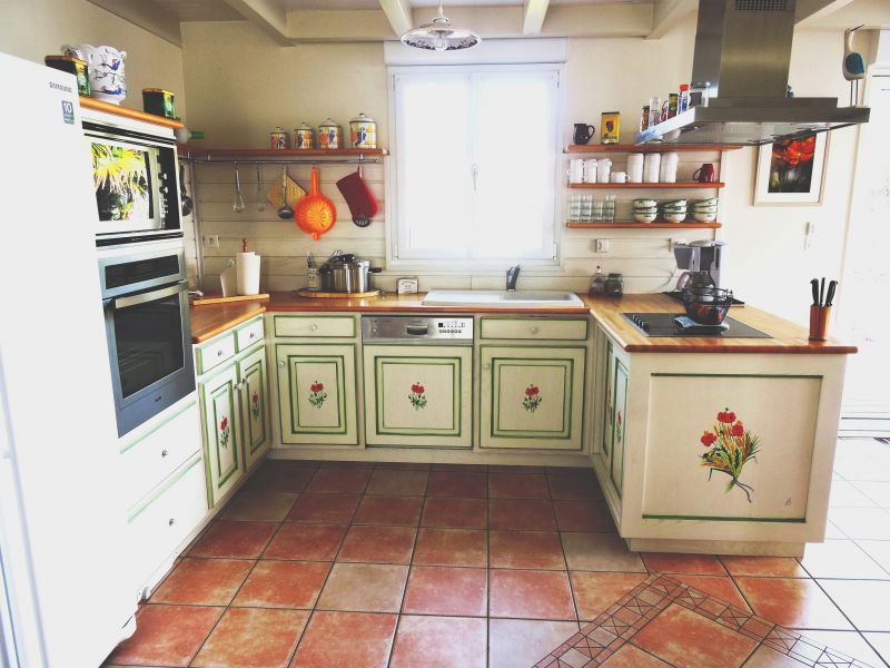 Photo 5 : CUISINE d'une maison située à Le Bois-Plage-en-Ré, île de Ré.