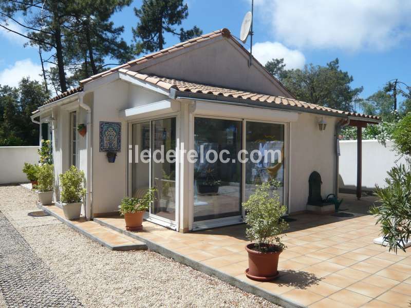 Photo 1 : EXTERIEUR d'une maison située à Rivedoux-Plage, île de Ré.