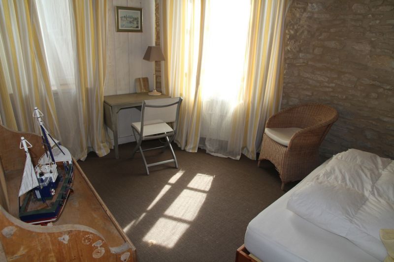 Photo 9 : CHAMBRE d'une maison située à Ars, île de Ré.