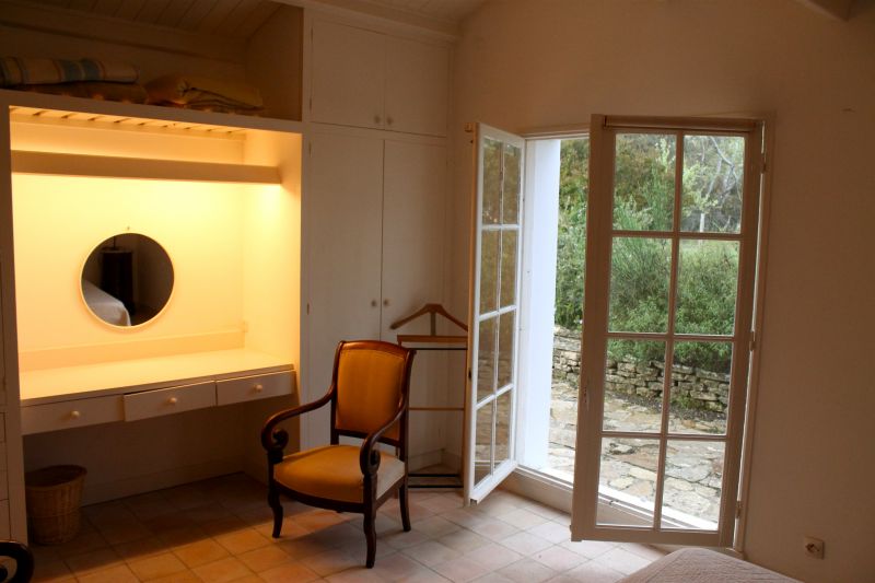 Photo 18 : CHAMBRE d'une maison située à Les Portes-en-Ré, île de Ré.