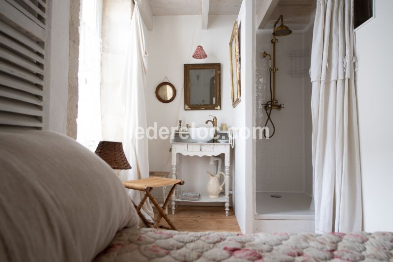 Photo 13 : CHAMBRE d'une maison située à Saint-Martin-de-Ré, île de Ré.