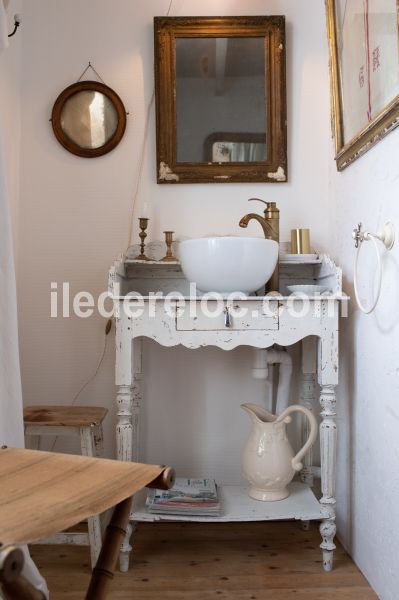 Photo 20 : CHAMBRE d'une maison située à Saint-Martin-de-Ré, île de Ré.