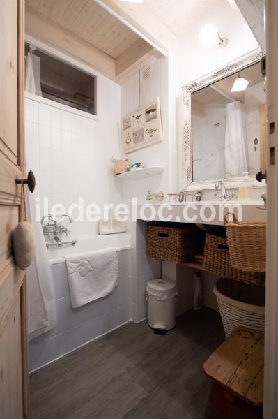 Photo 16 : SALLEDEBAIN d'une maison située à Saint-Martin-de-Ré, île de Ré.