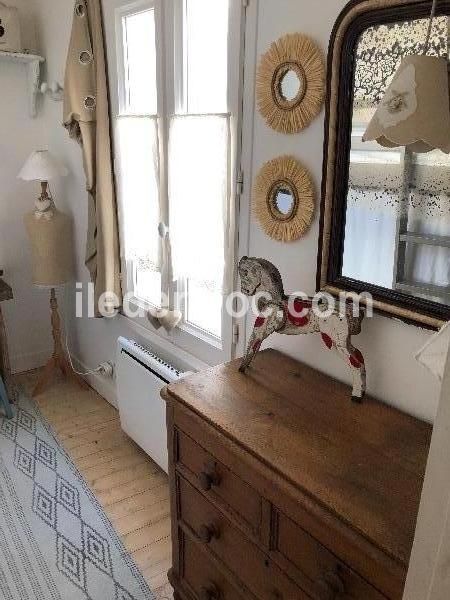 Photo 16 : CHAMBRE d'une maison située à Saint-Martin-de-Ré, île de Ré.
