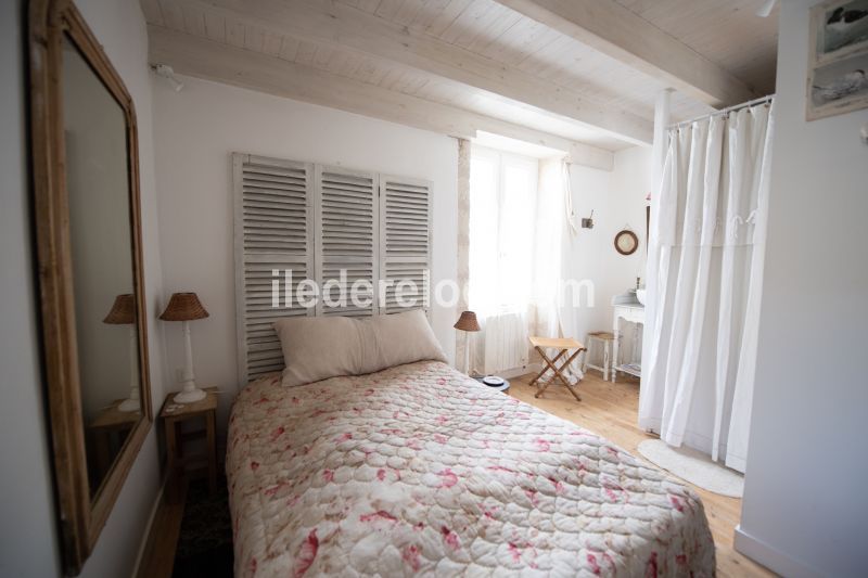 Photo 17 : CHAMBRE d'une maison située à Saint-Martin-de-Ré, île de Ré.