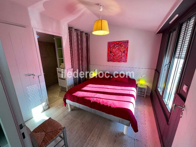 Photo 3 : CHAMBRE d'une maison située à Saint-Martin-de-Ré, île de Ré.