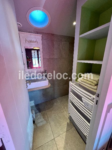 Photo 17 : SALLEDEBAIN d'une maison située à Saint-Martin-de-Ré, île de Ré.