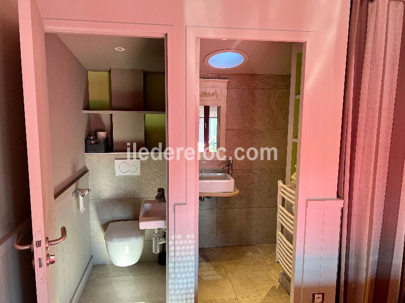 Photo 8 : WC d'une maison située à Saint-Martin-de-Ré, île de Ré.