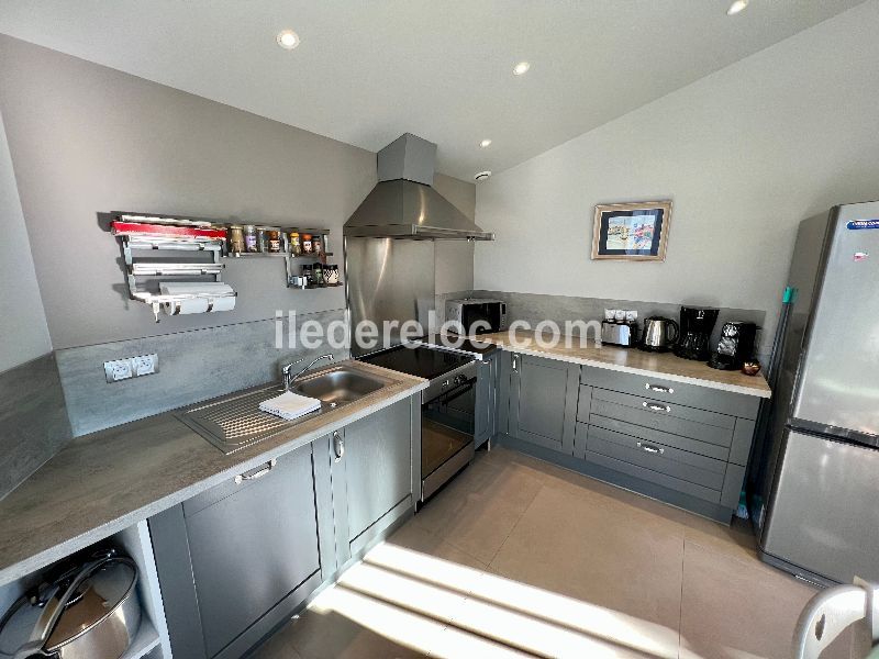 Photo 9 : CUISINE d'une maison située à Saint-Martin-de-Ré, île de Ré.