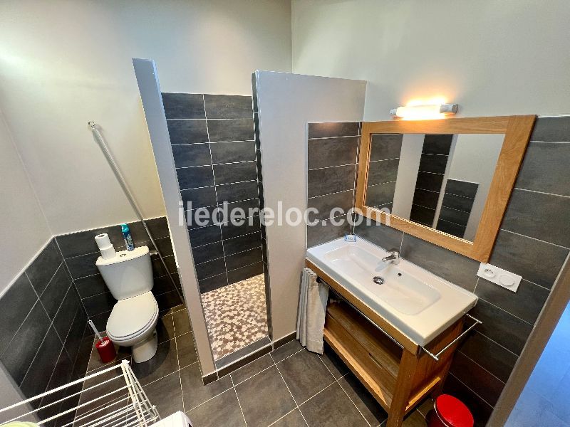 Photo 12 : SALLEDEBAIN d'une maison située à Saint-Martin-de-Ré, île de Ré.