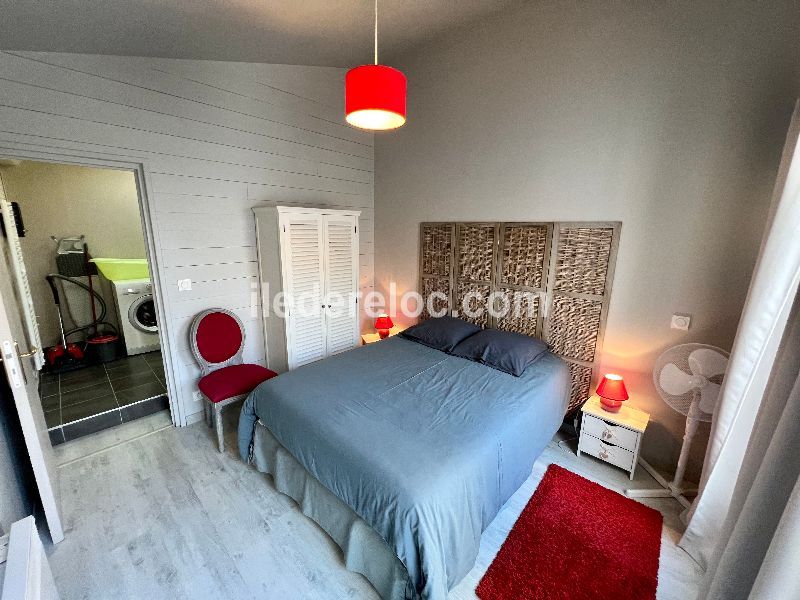 Photo 6 : CHAMBRE d'une maison située à Saint-Martin-de-Ré, île de Ré.