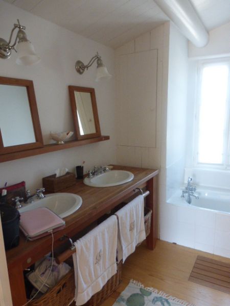 Photo 11 : SALLEDEBAIN d'une maison située à Les Portes-en-Ré, île de Ré.