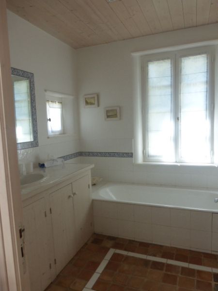 Photo 13 : SALLEDEBAIN d'une maison située à Les Portes-en-Ré, île de Ré.